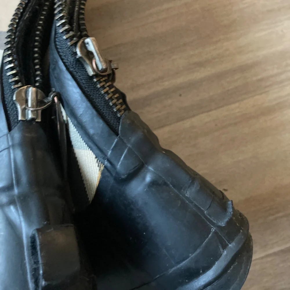 Burberry rain boots - Picture 2 of 2